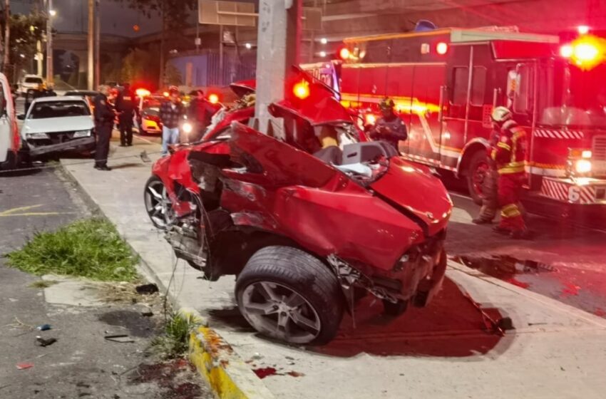 Hombre choca en un Camaro en CDMX; se encuentra grave y su acompañante muere