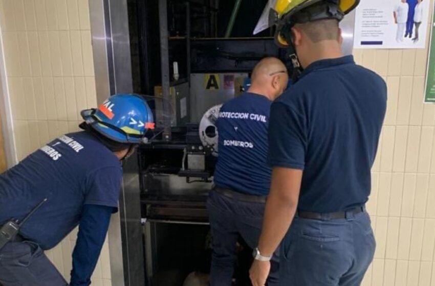 Rescatan a personas atrapadas en elevador de un hospital del IMSS en Monclova, Coahuila