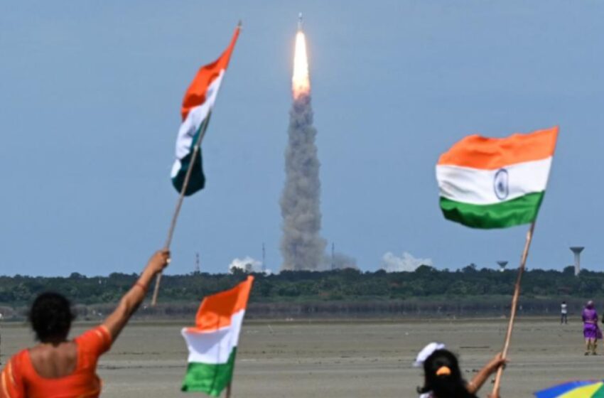 Misión espacial de la India aterriza exitosamente en el polo sur de la Luna
