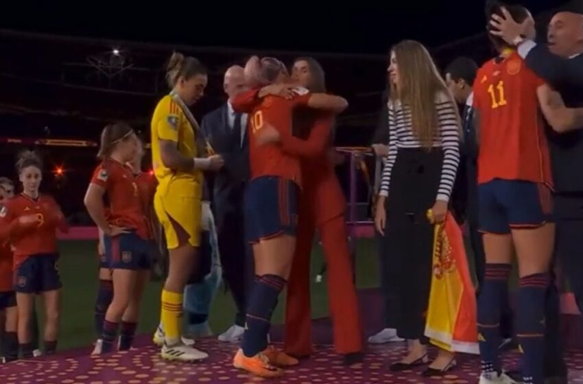 Luis Rubiales, presidente de la Real Federación Española de Fútbol, besa a la futbolista Jenni Hermoso, tras triunfo en Mundial Femenino