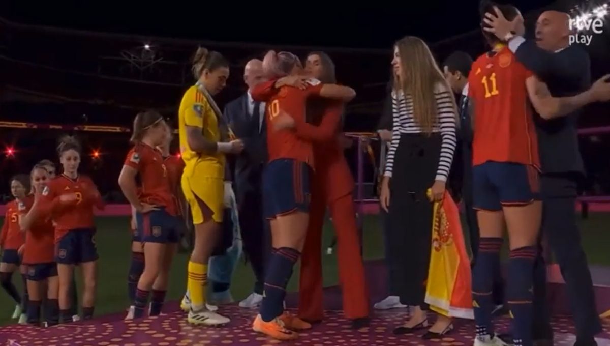 Luis Rubiales, presidente de la Real Federación Española de Fútbol, besa a la futbolista Jenni Hermoso, tras triunfo en Mundial Femenino