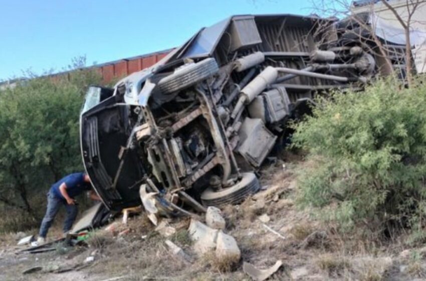 Tren choca con camión de pasajeros en carretera de Querétaro; se reportan 6 muertos