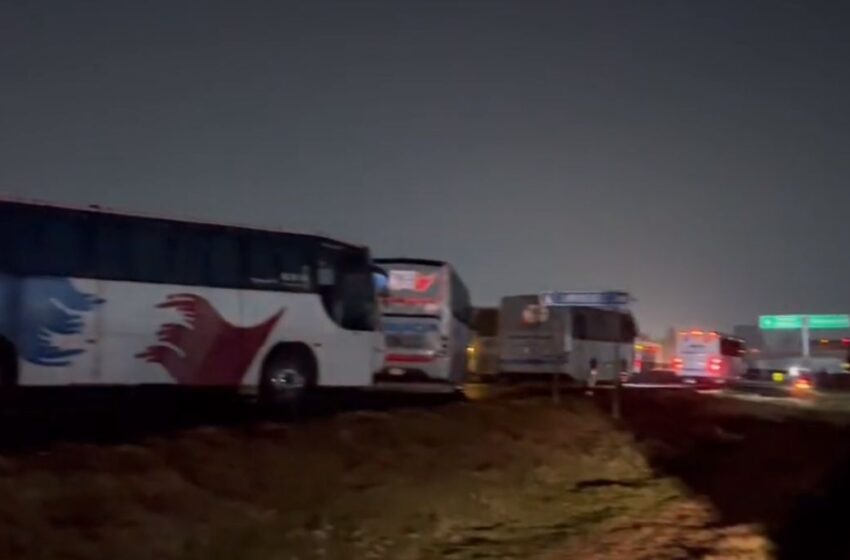 Transportistas bloquean la autopista México-Pachuca; exigen mayor seguridad