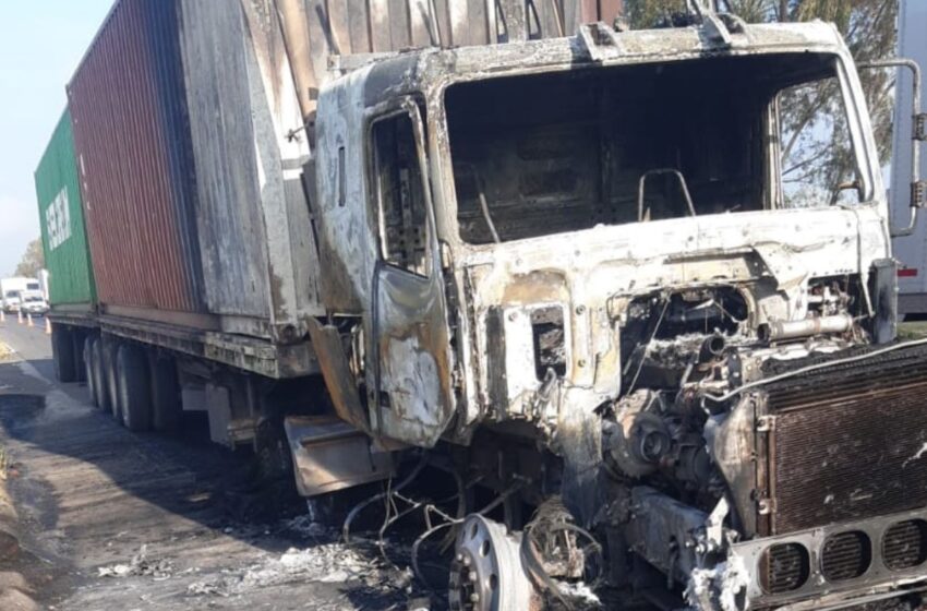 Reportan tráiler incendiado en la autopista México-Querétaro