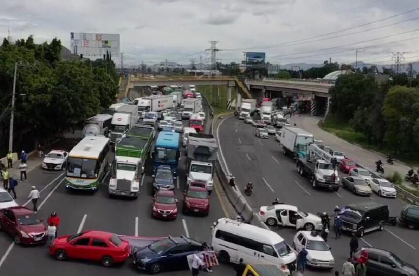 Transportistas bloquean la México-Pachuca y otras vialidades en Ecatepec
