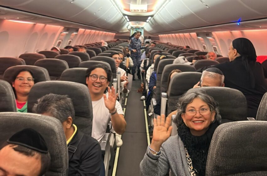 Primeros mexicanos salen repatriados de Israel en avión del Ejército