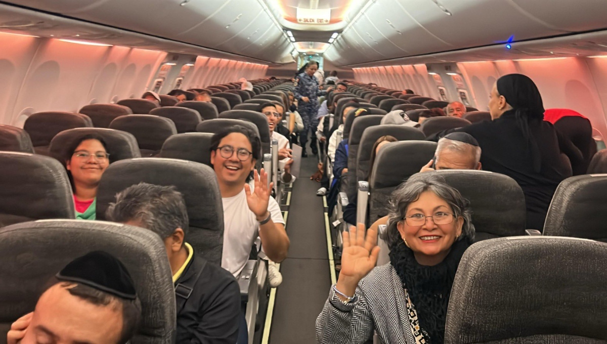 Primeros mexicanos salen repatriados de Israel en avión del Ejército
