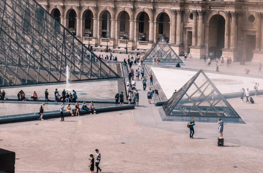 Francia: Evacúan museo de Louvre y Palacio de Versalles por alerta terrorista