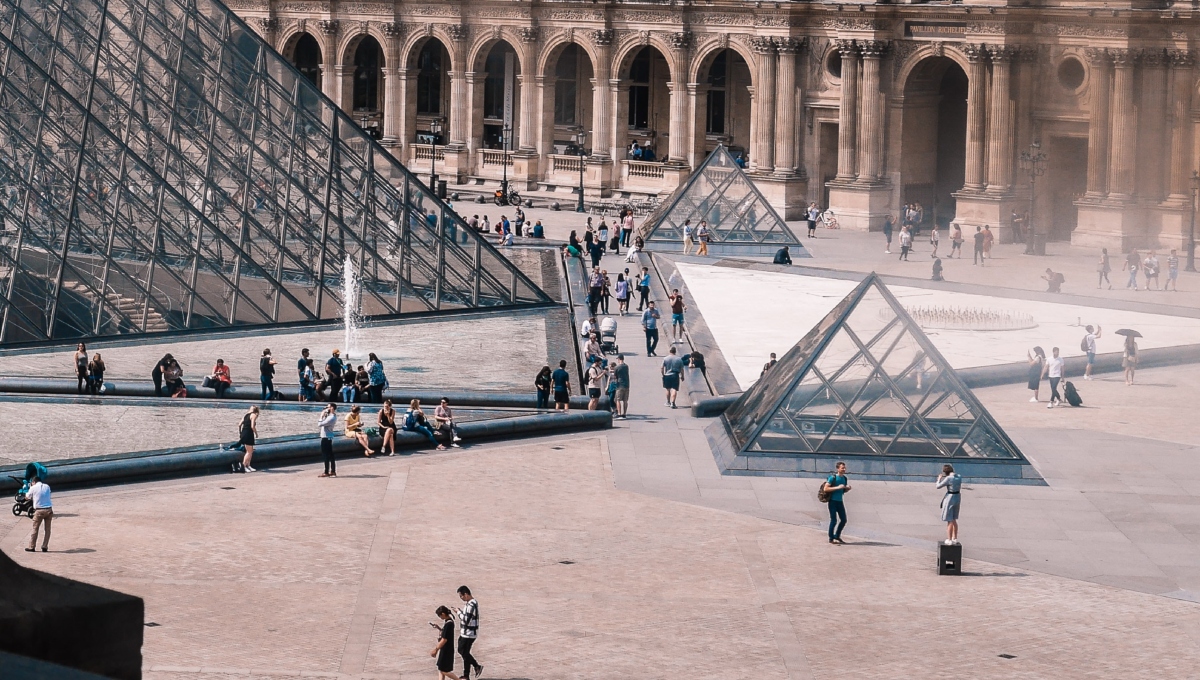 Francia: Evacúan museo de Louvre y Palacio de Versalles por alerta terrorista