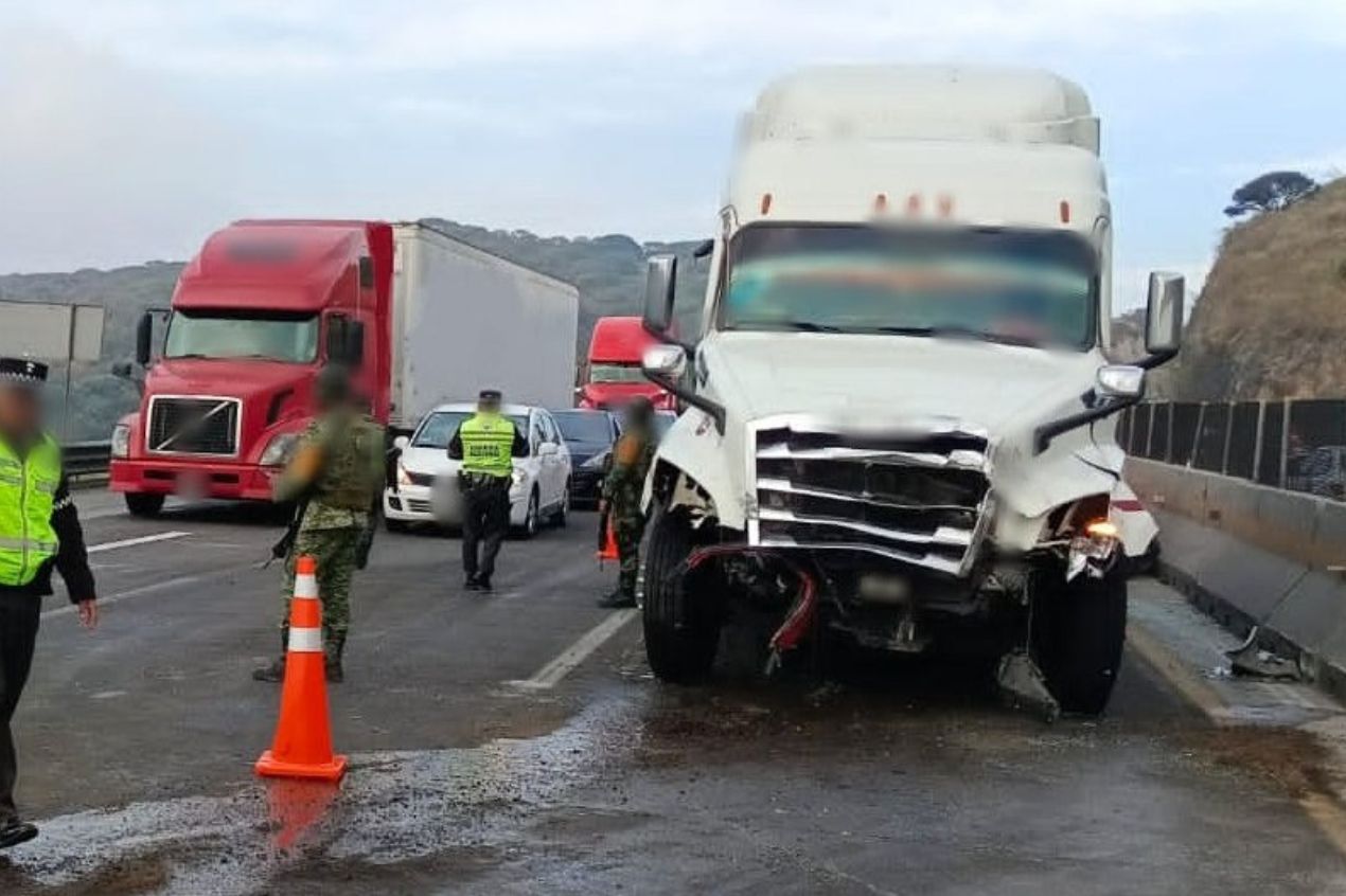 Cierran la autopista México-Querétaro por fuerte choque múltiple