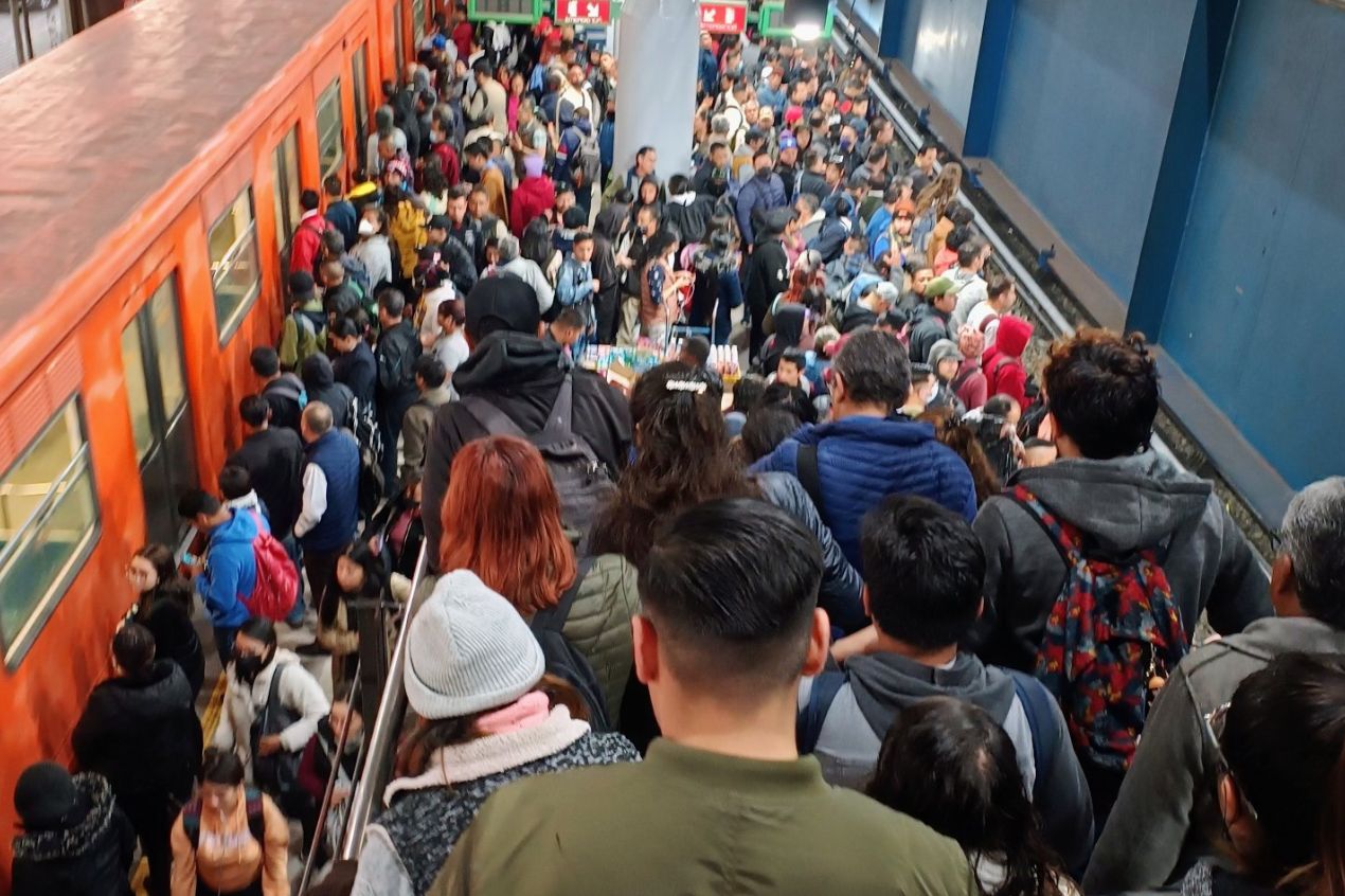 Retrasos y aglomeraciones en 2 líneas del Metro de la CDMX
