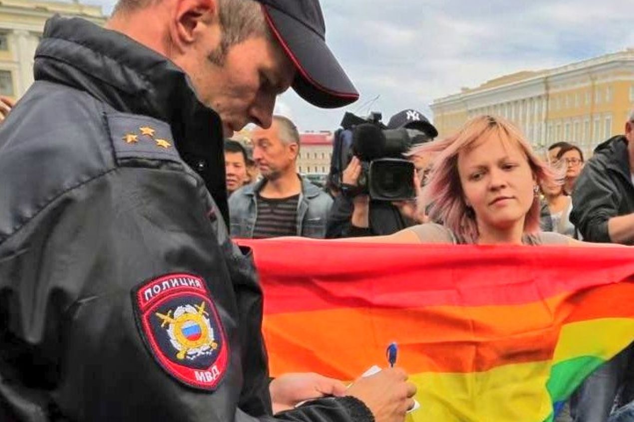 Rusia prohíbe el movimiento LGBTQ+ por “incitación a la discordia social”
