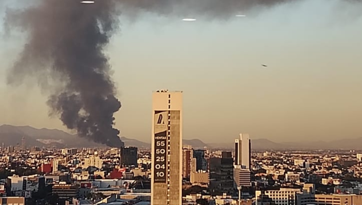 Incendio en bodega de calzado en Tepito; bomberos combaten el fuego