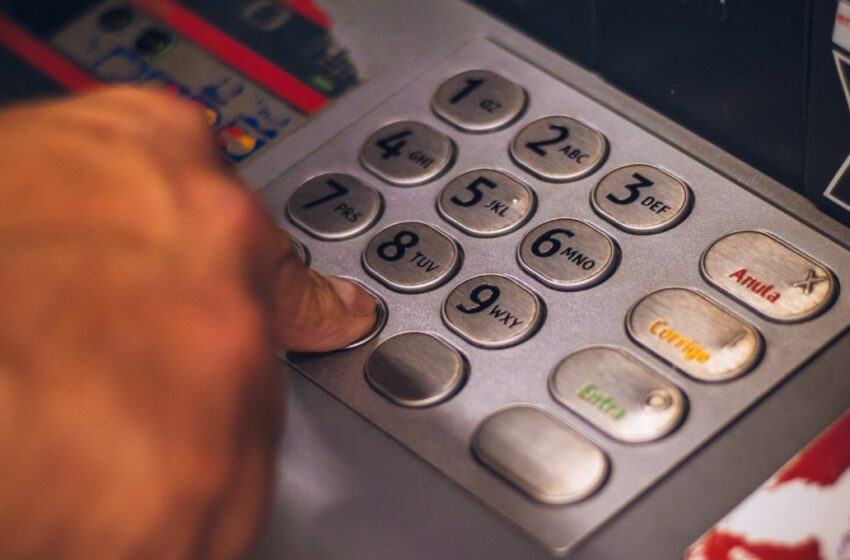 ¿Qué hacer si el cajero automático se «traga» tu dinero o tarjeta?
