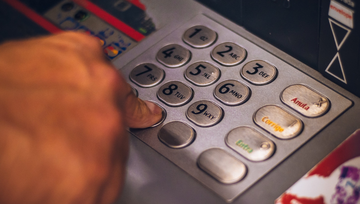 ¿Qué hacer si el cajero automático se «traga» tu dinero o tarjeta?