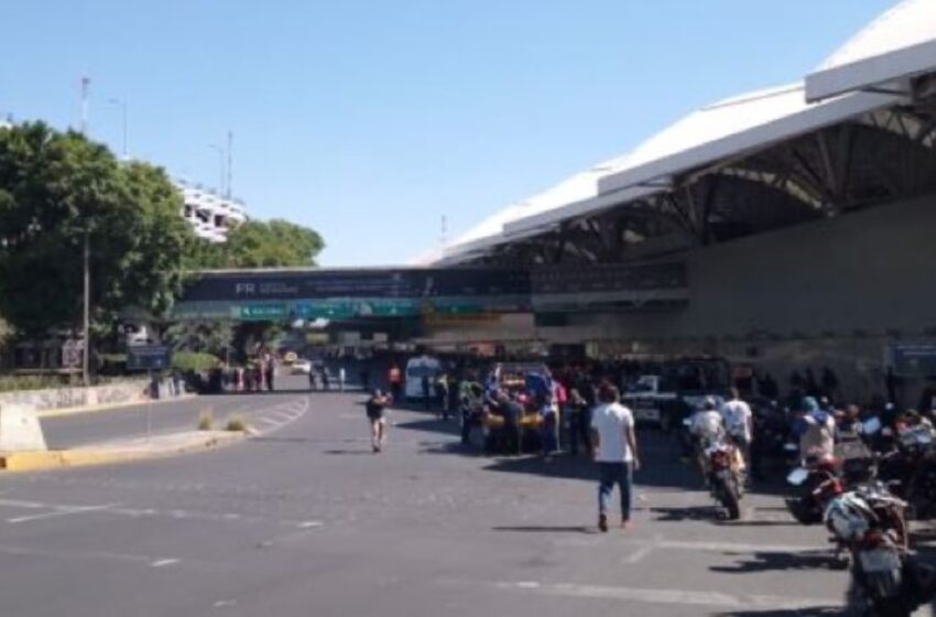 Manifestantes bloquean terminal 1 de AICM para exigir medicamentos