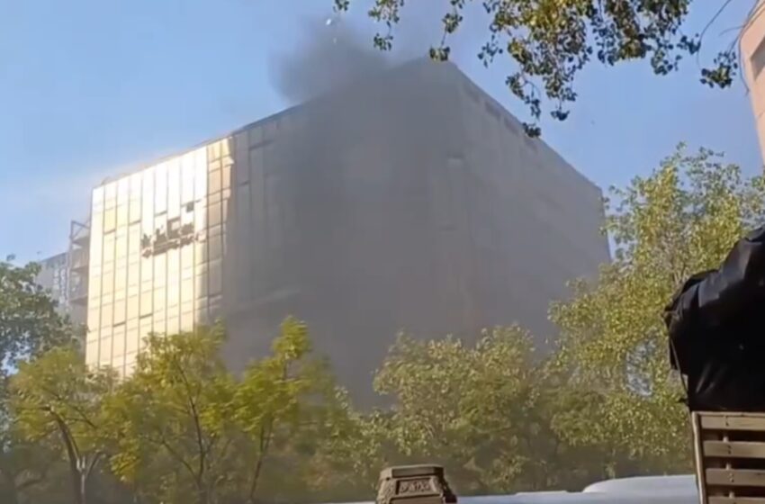 Controlan incendio en antiguo edificio del ISSSTE en Paseo de la Reforma