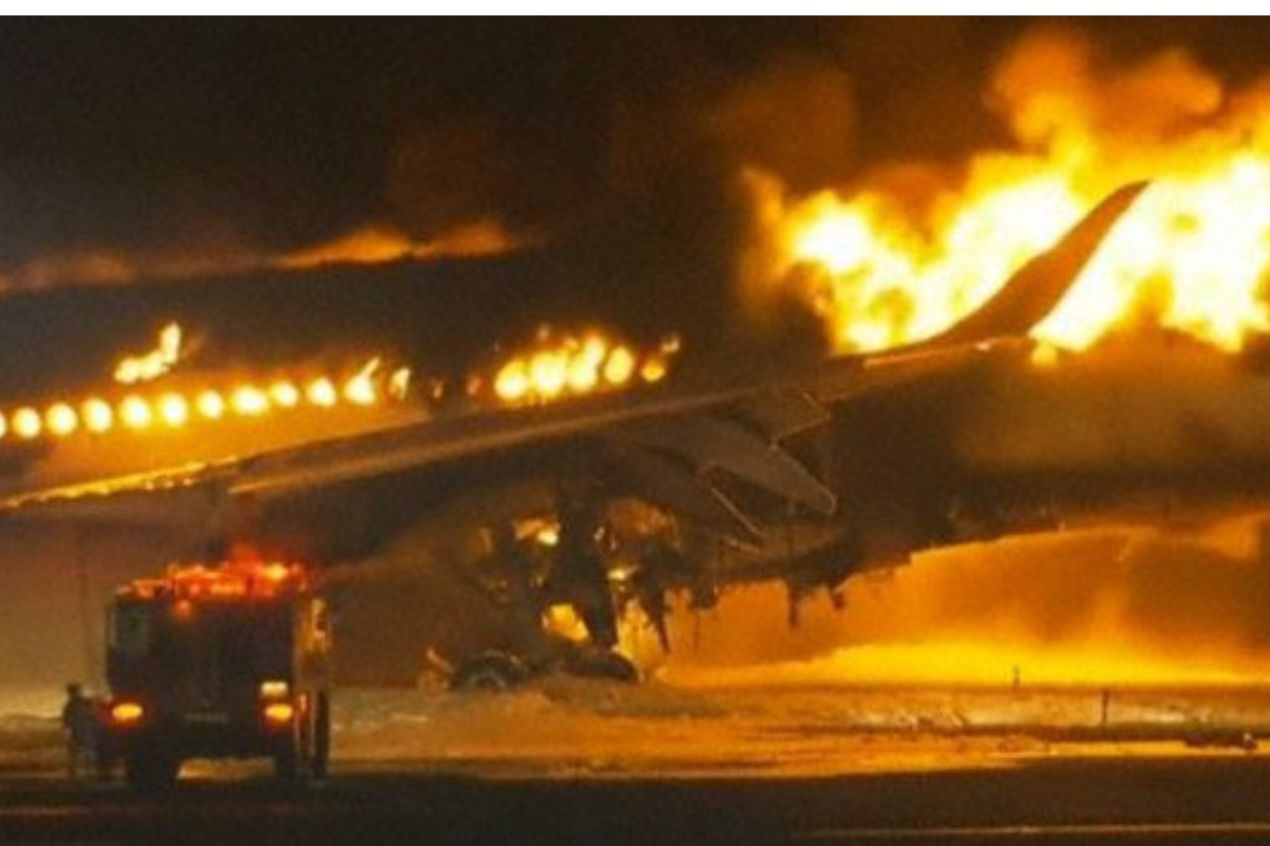 Choque e incendio en aeropuerto de Tokio deja 5 muertos