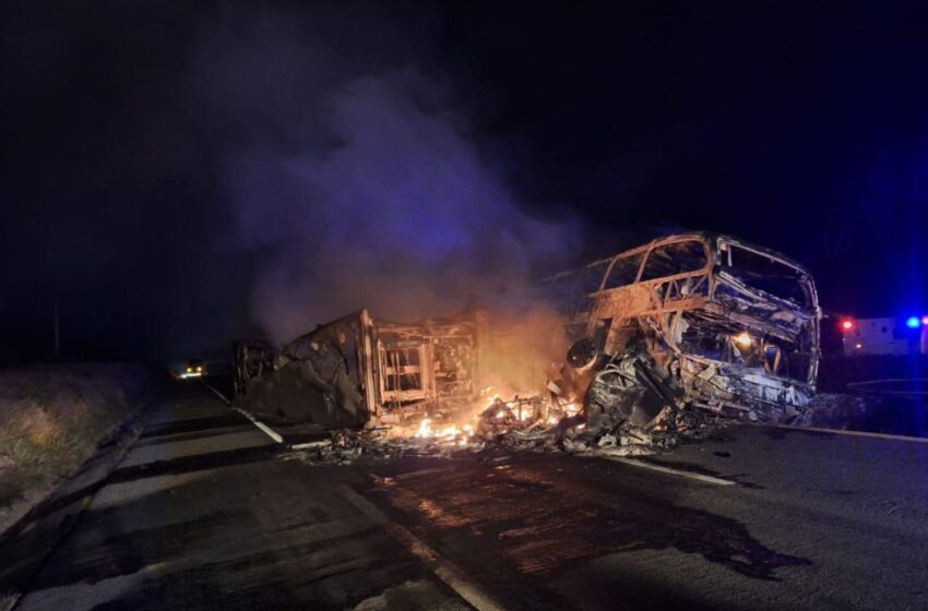 Autobús choca con tráiler en la autopista Mazatlán-Culiacán; hay al menos 19 muertos