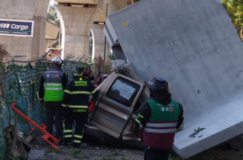 Cae estructura del Tren Interurbano México-Toluca sobre dos automóviles