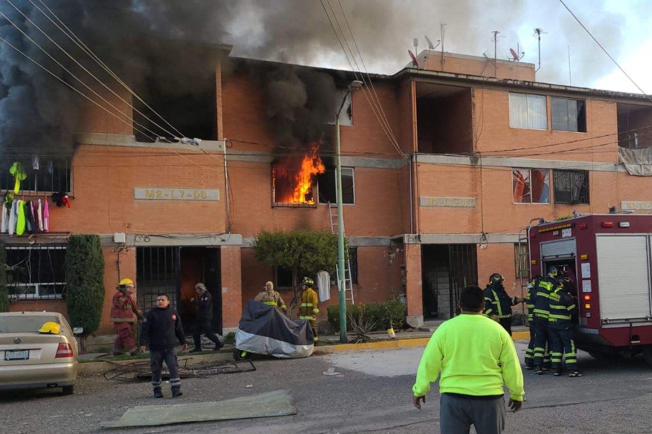 Se registra incendio en la Unidad Habitacional Tepozanes, EDOMEX; edificio en riesgo de colapso