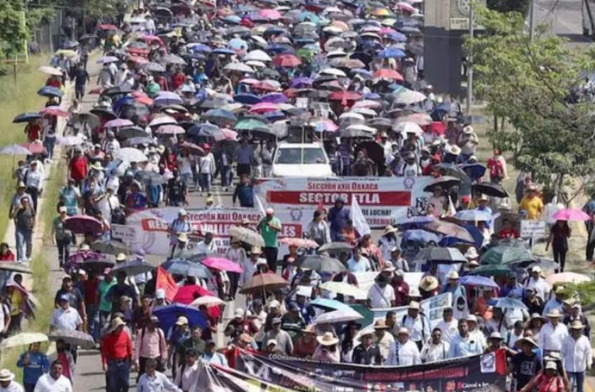 Marcha de la CNTE deja sin clases a miles de alumnos en Oaxaca y afecta vialidades
