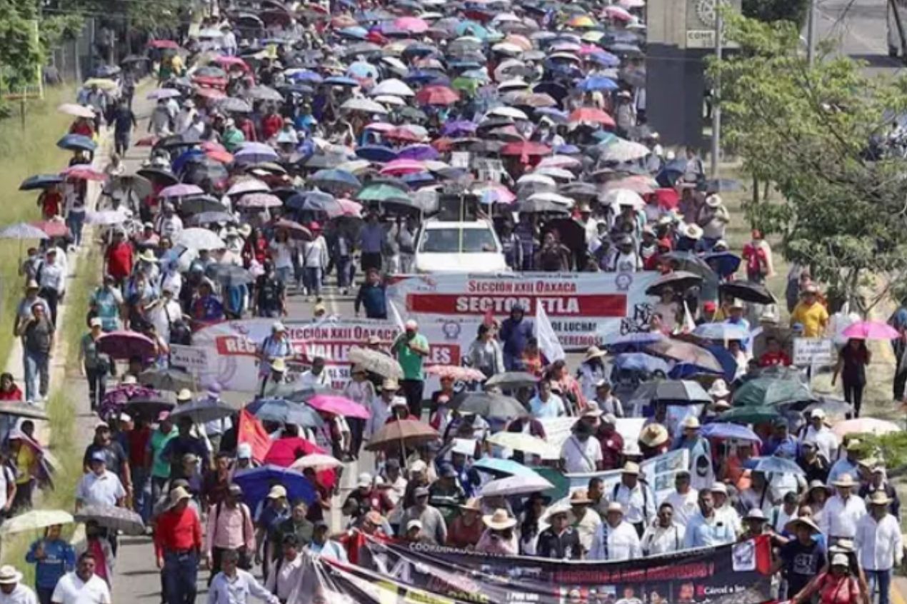 Marcha de la CNTE deja sin clases a miles de alumnos en Oaxaca y afecta vialidades