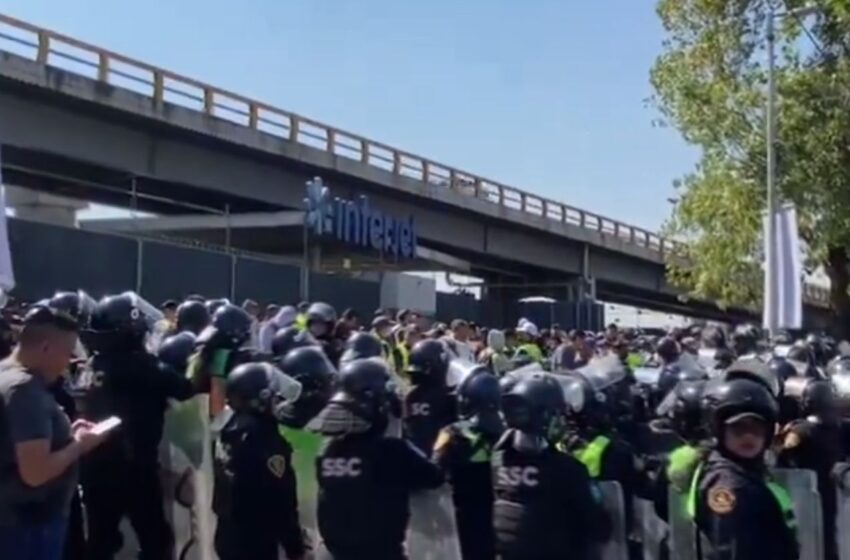Extrabajadores de Interjet protestan frente al AICM y se enfrentan a policías