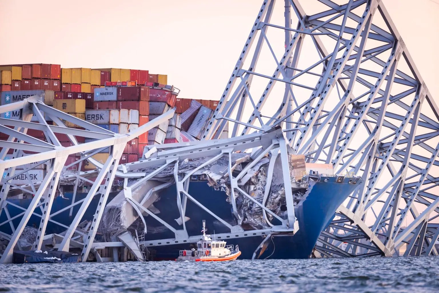 Colapsa puente en Baltimore tras ser golpeado por un barco carguero