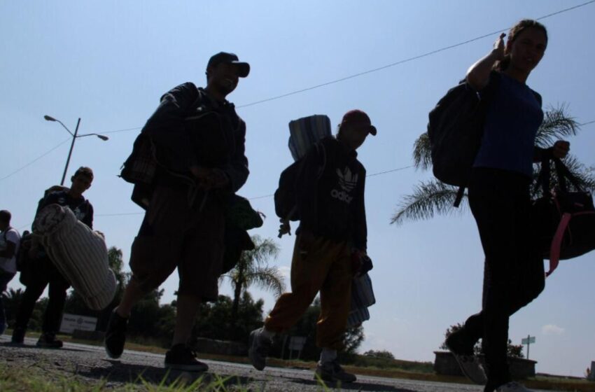 Corte en EU frena ley de Texas que permite a policías detener y deportar migrantes