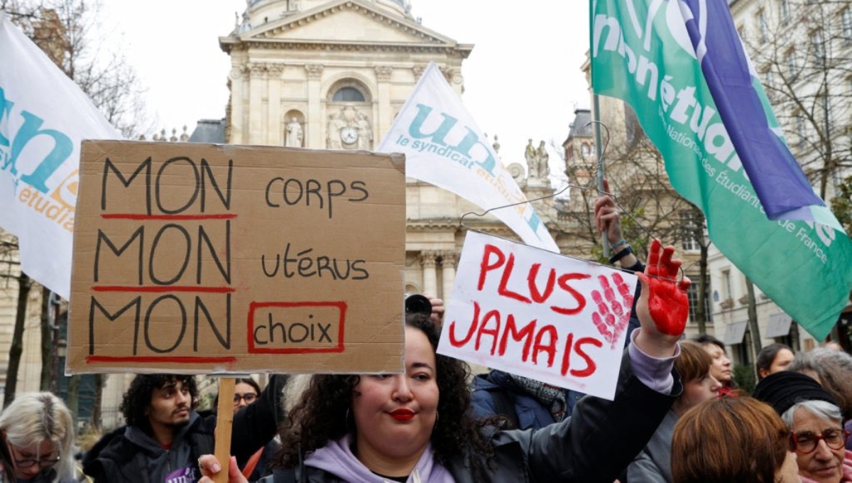 Francia primer país en incluir el derecho al aborto en su Constitución