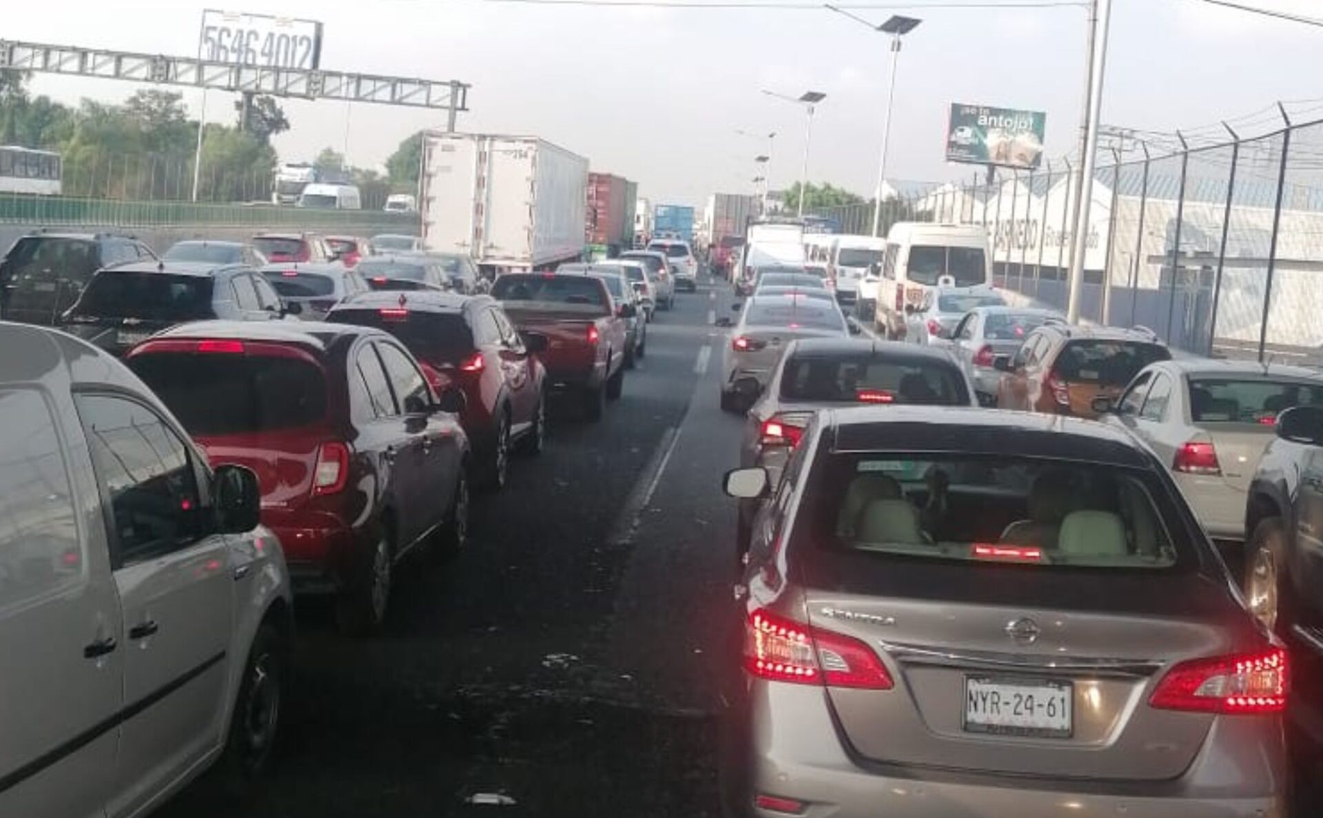 Fuerte choque y bloqueo generan caos vial en la autopista México-Pachuca