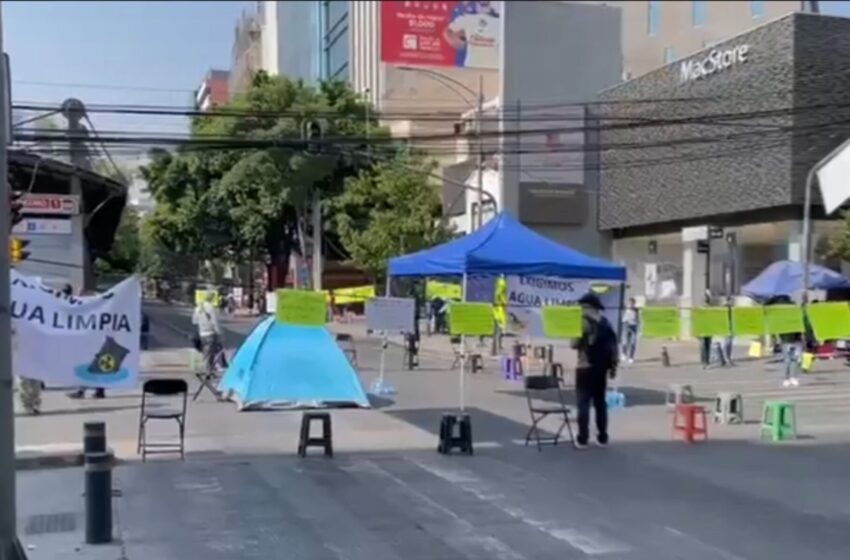 Vecinos de Benito Juárez mantienen bloqueo en Insurgentes Sur; rutas alternas