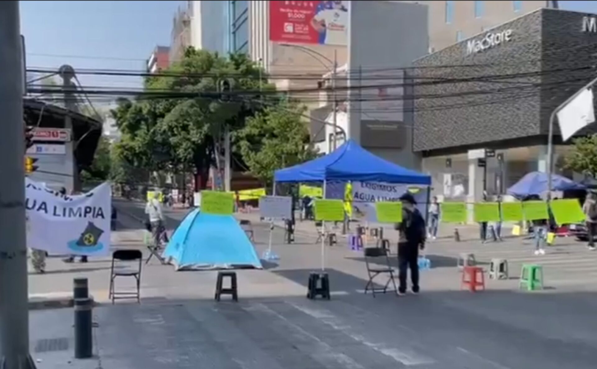 Vecinos de Benito Juárez mantienen bloqueo en Insurgentes Sur; rutas alternas