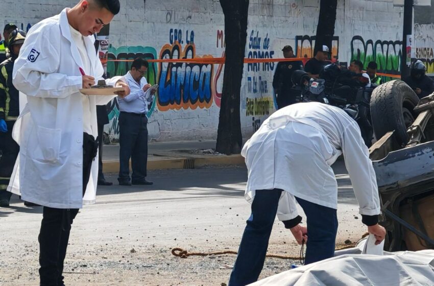 Volcadura en calzada Zaragoza deja dos muertos y varios heridos