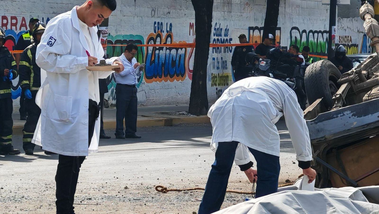 Volcadura en calzada Zaragoza deja dos muertos y varios heridos
