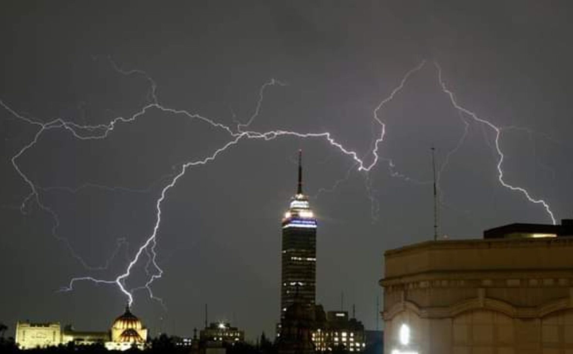 Clima hoy: Lluvias, descargas eléctricas y torbellinos afectan estas entidades