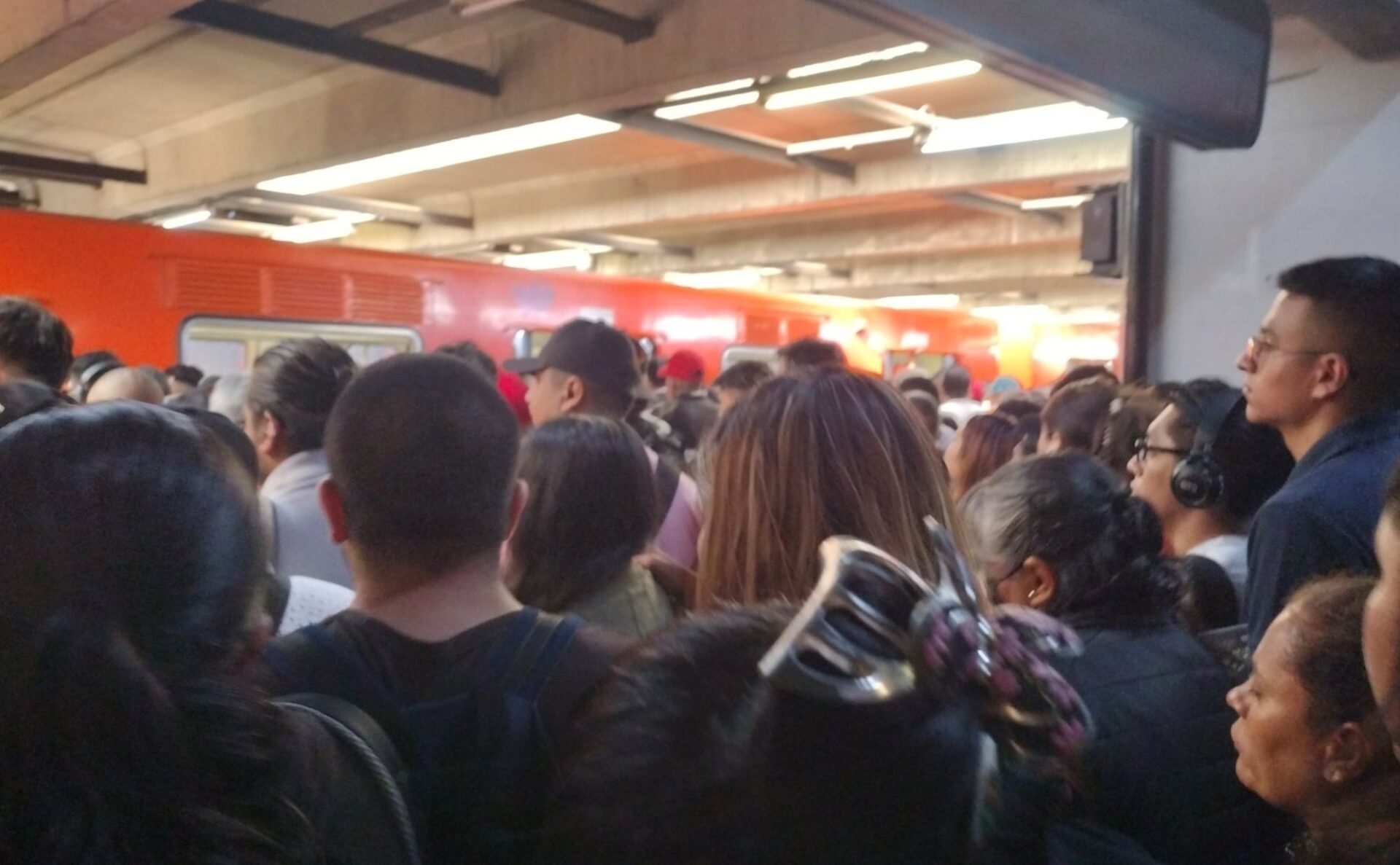 Retrasos y aglomeraciones en seis líneas del Metro de la CDMX