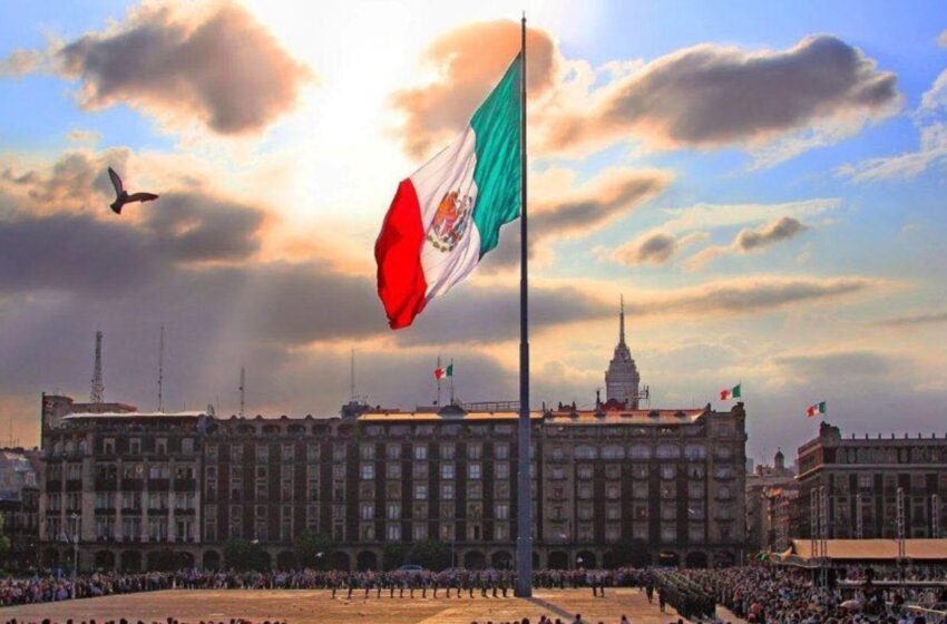 Bandera se izará en el Zócalo durante 'Marea Rosa': AMLO
