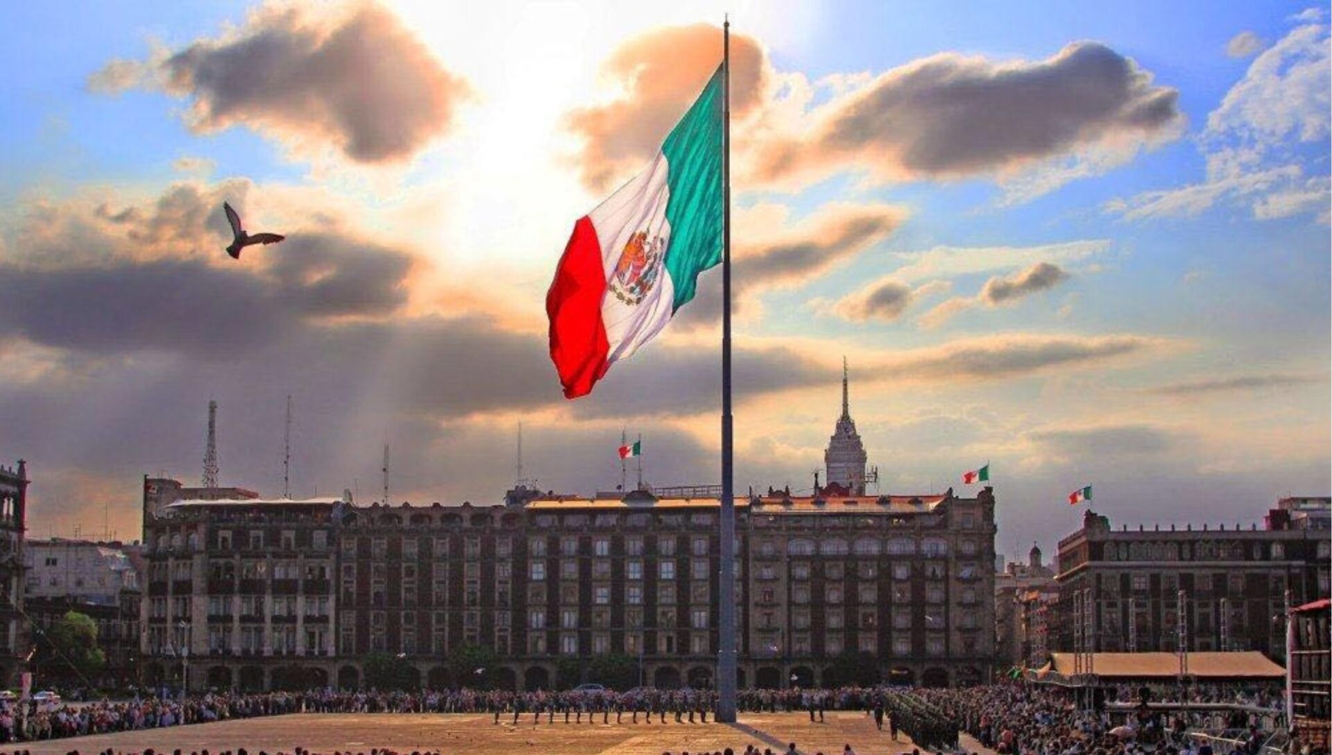 Bandera se izará en el Zócalo durante ‘Marea Rosa’: AMLO