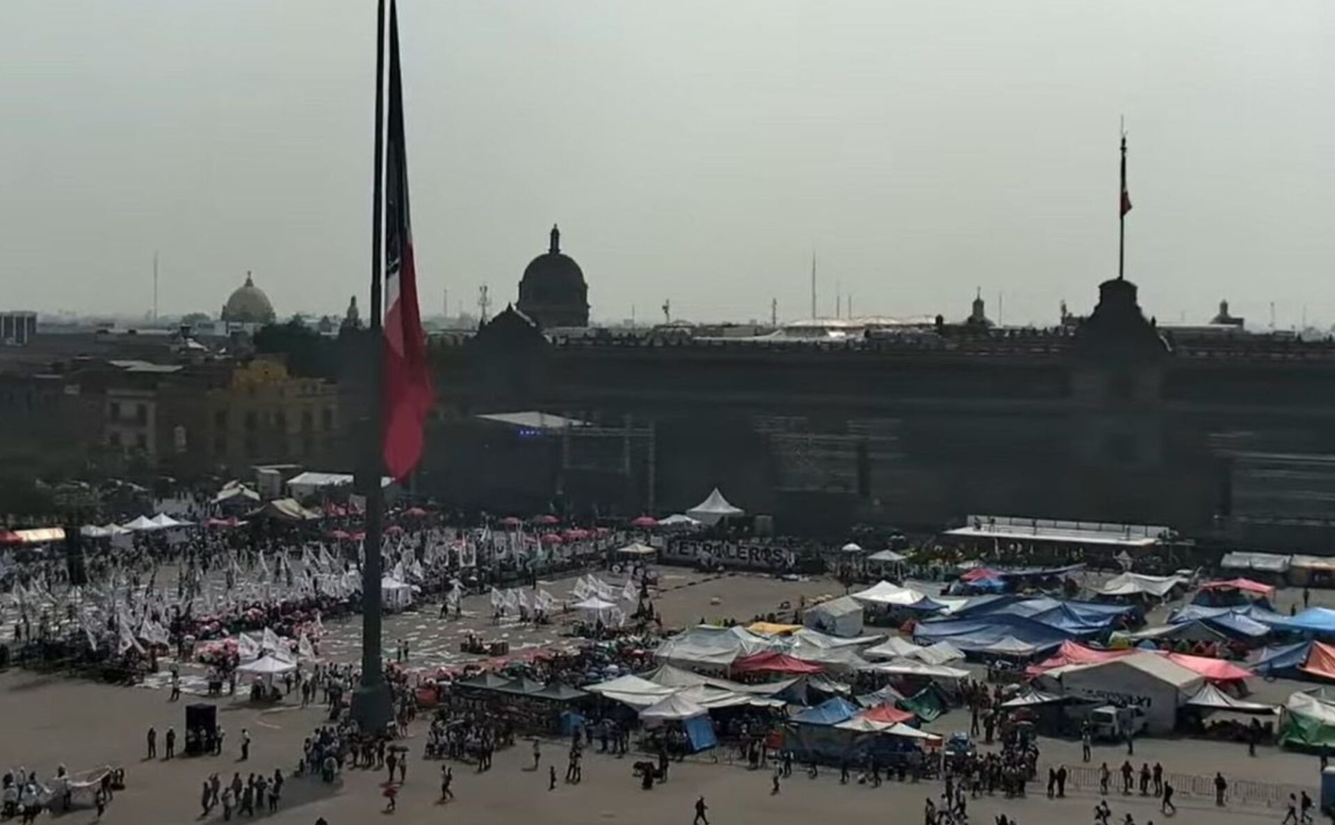 Retiran vallas en el Zócalo CDMX por cierre de campaña de Sheinbaum; CNTE se reubica