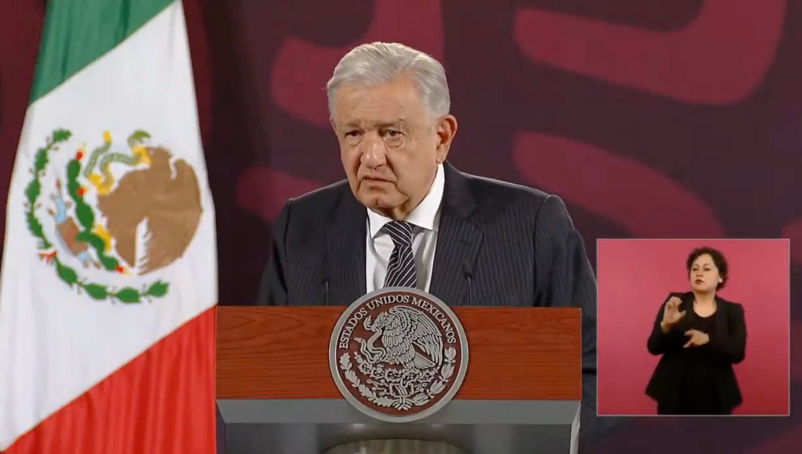 AMLO anuncia aumento salarial del 10% a docentes en el Día del Maestro