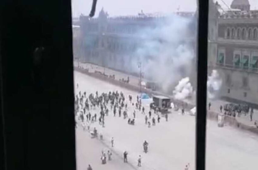 Normalistas lanzan cohetes a fachada de Palacio Nacional en protesta
