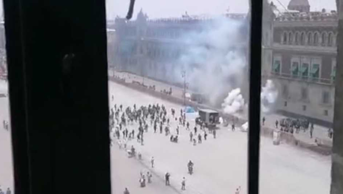 Normalistas lanzan cohetes a fachada de Palacio Nacional en protesta