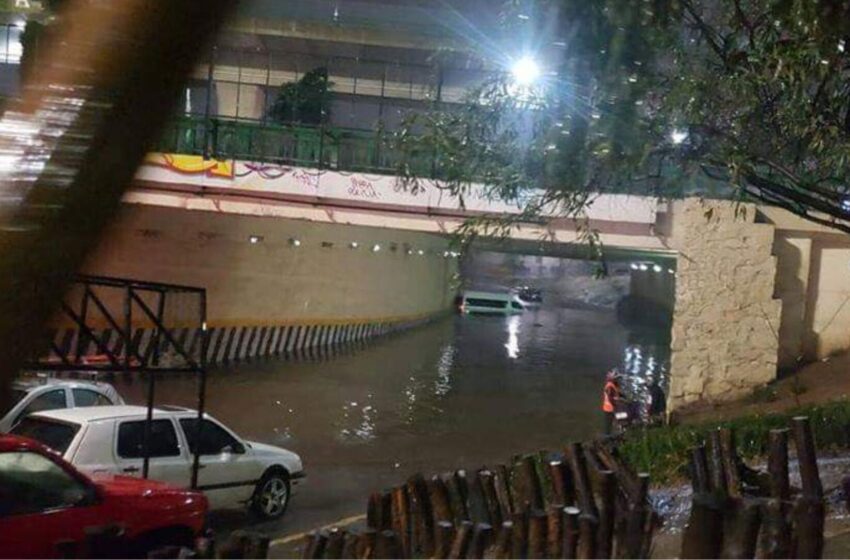 Lluvias provocan inundaciones y autos varados en Naucalpan