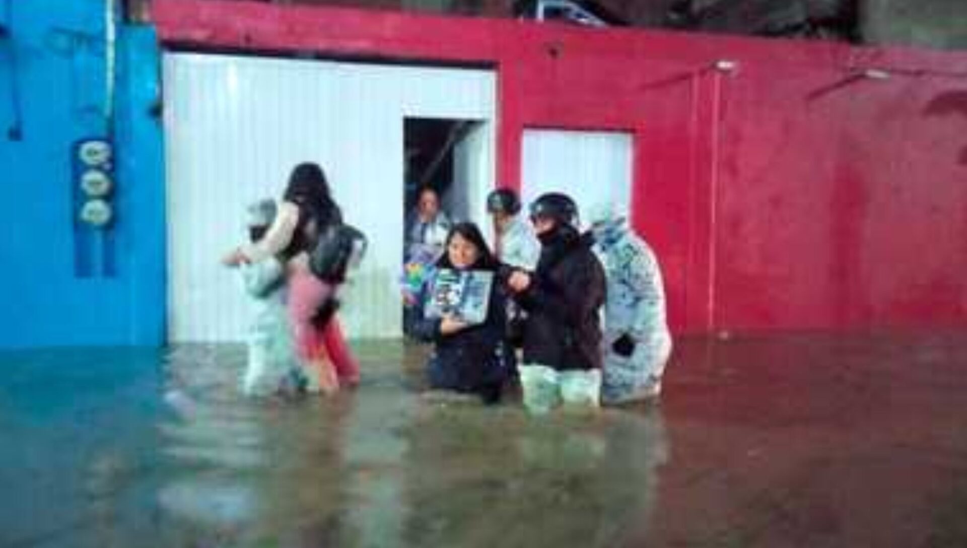 Por lluvias intensas, desalojan a 20 familias en Hidalgo