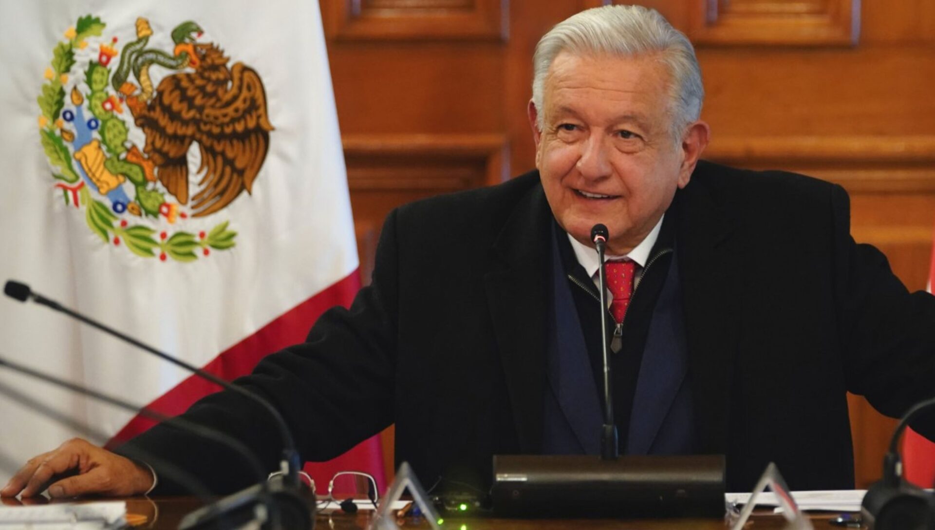 AMLO pide a los cinco más ricos del país definirse sobre mayoría legislativa