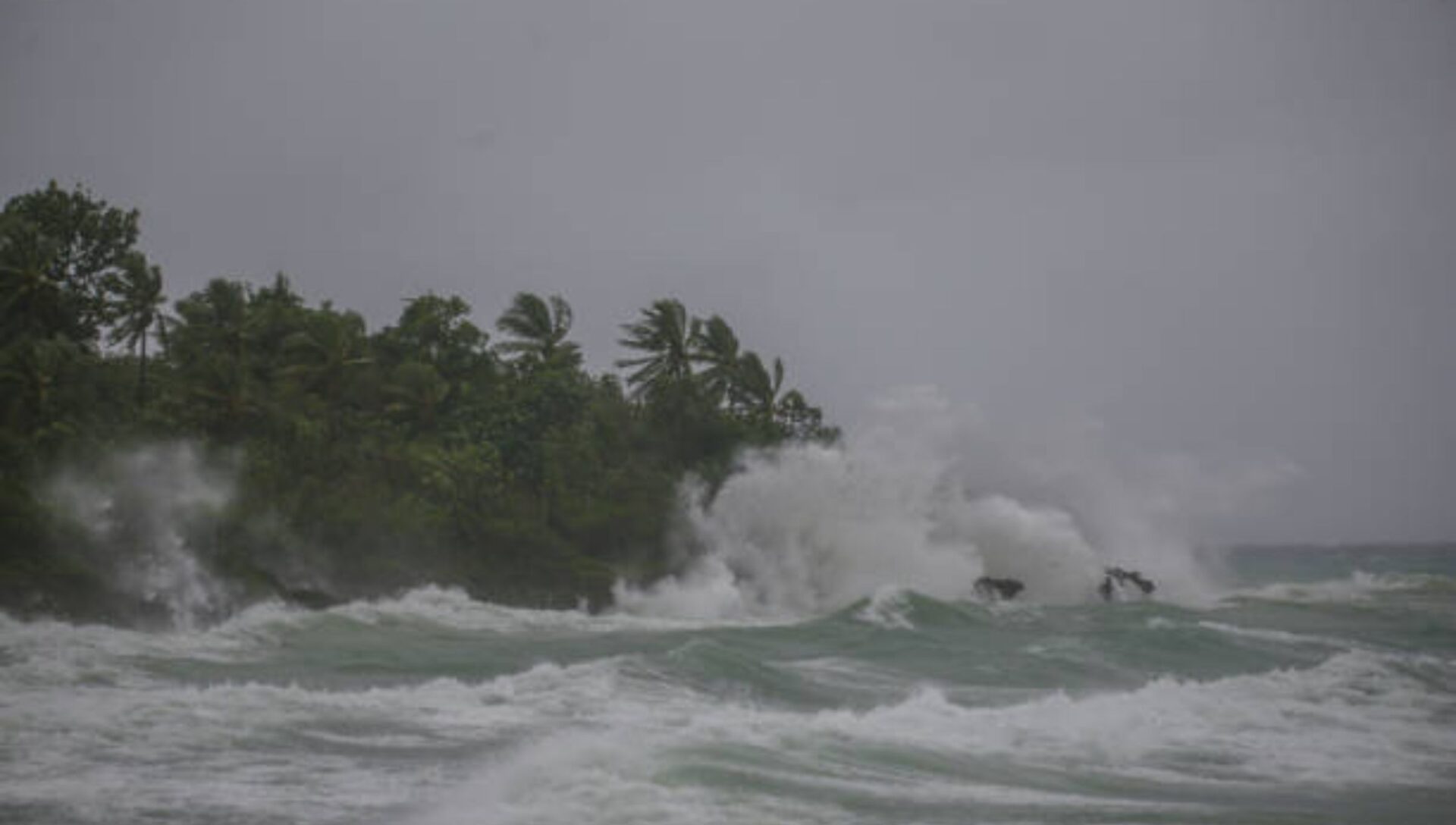 Depresión tropical se convierte en tormenta tropical John; suspenden clases en Guerrero