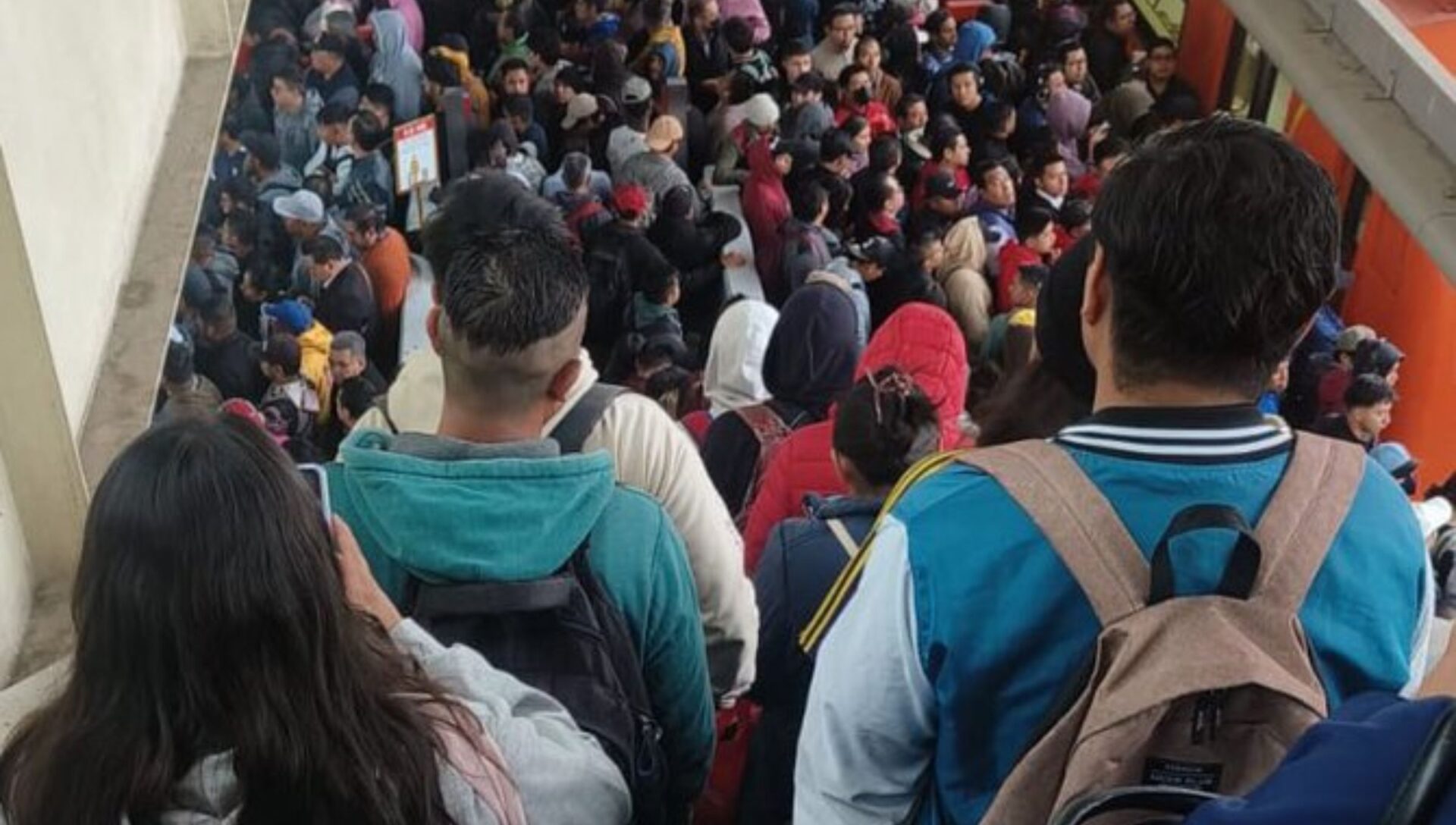 Retrasos de hasta 30 minutos en la Línea 12 del Metro CDMX