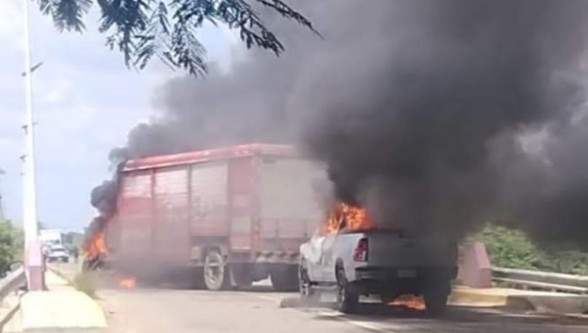 Reportan quema de vehículos y comercios en Tabasco